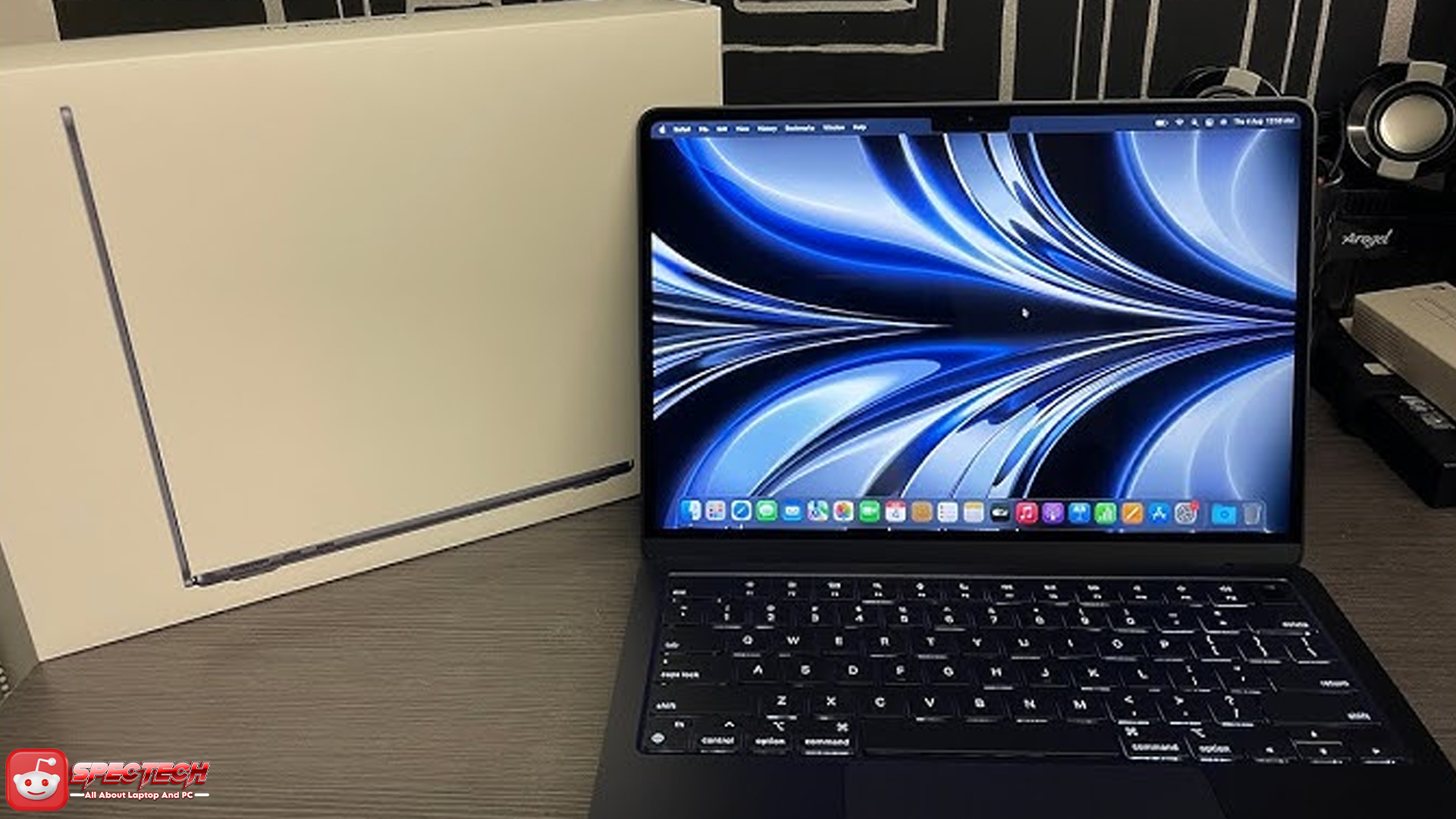 Performa dan Mobilitas Terpadu di MacBook Air M2 13.6 Inci